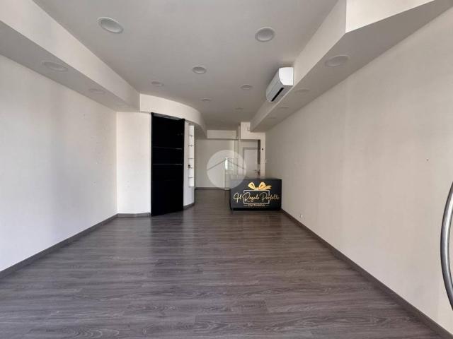 Locale Commerciale in affitto a San Marone, Marche