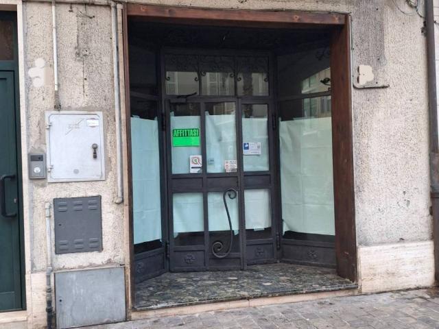 Locale Commerciale in affitto a Marche, Macerata