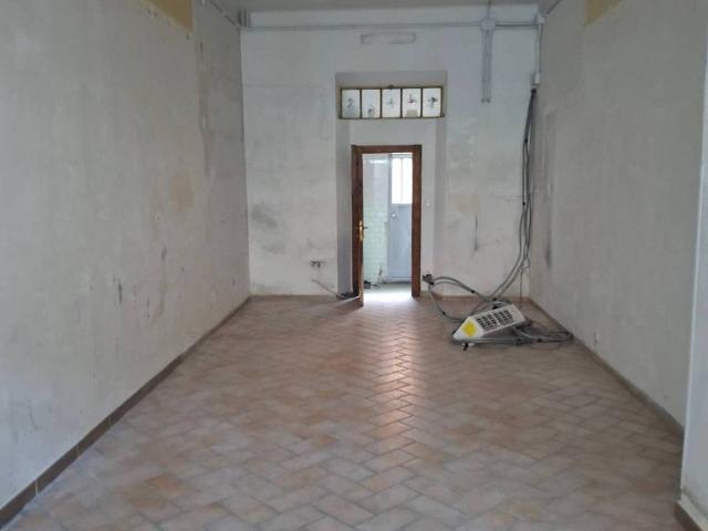 Locale Commerciale in affitto a Marche, Macerata