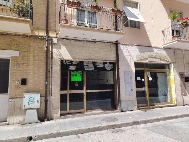Locale Commerciale in affitto a Marche, Macerata