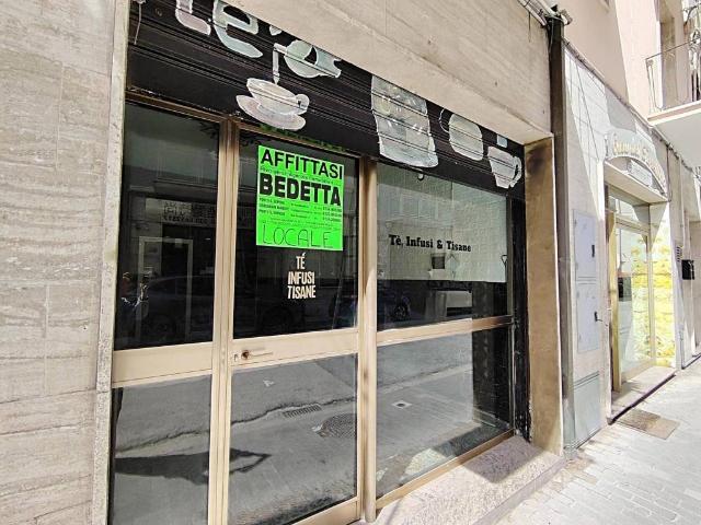 Locale Commerciale in affitto a Marche, Macerata