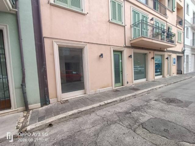 Locale Commerciale in affitto a Marche, Macerata