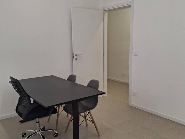 Locale Commerciale in affitto a Marche, Macerata