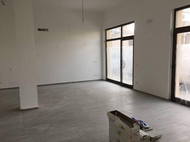 Locale Commerciale in affitto a Marche, Macerata