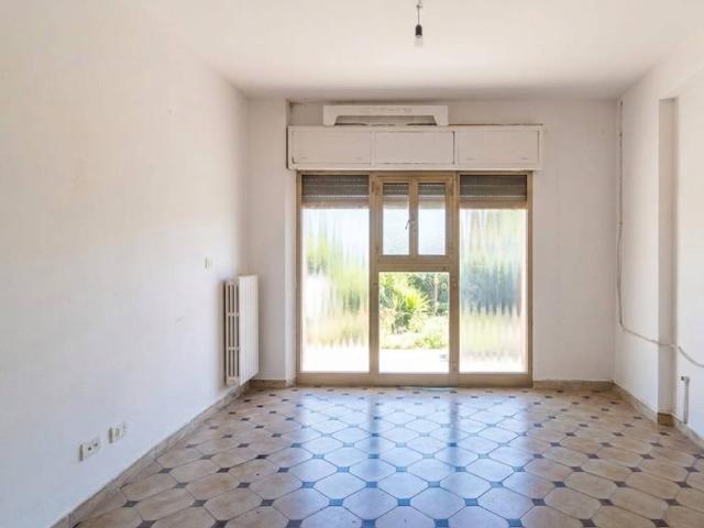Locale Commerciale in affitto a Marche, Macerata