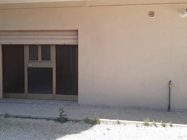 Locale Commerciale in affitto a Marche, Macerata