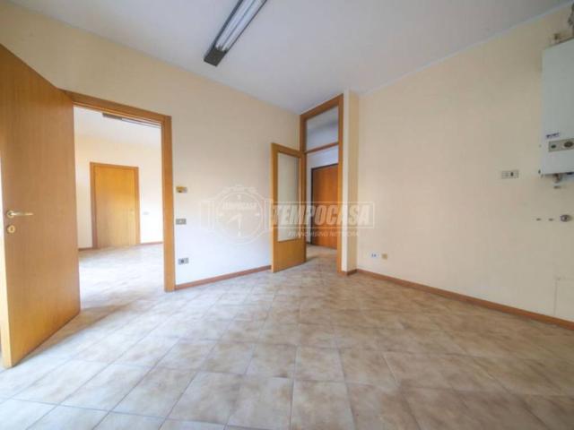 Locale Commerciale in affitto a Marche, Macerata