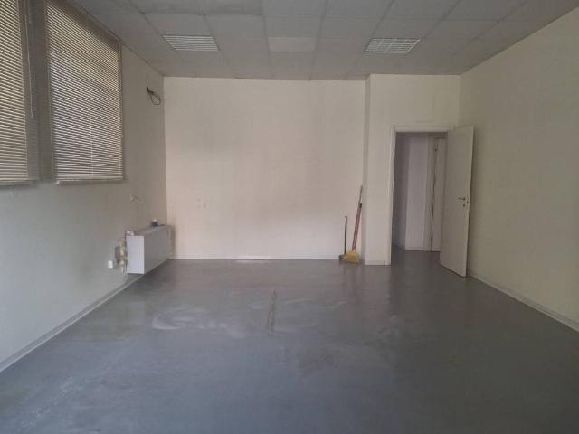 Locale Commerciale in affitto a Marche, Macerata