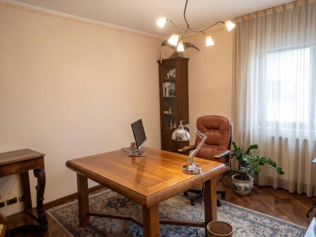 Locale Commerciale in affitto a Marche, Macerata