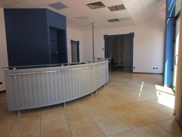 Locale Commerciale in affitto a San Marone, Marche