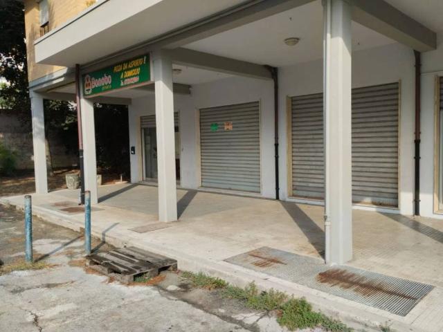 Locale Commerciale in affitto a Marche, Macerata