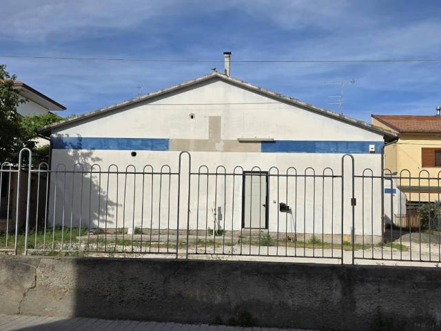 Locale Commerciale in affitto a San Marone, Marche