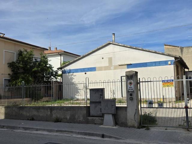 Locale Commerciale in affitto a San Marone, Marche