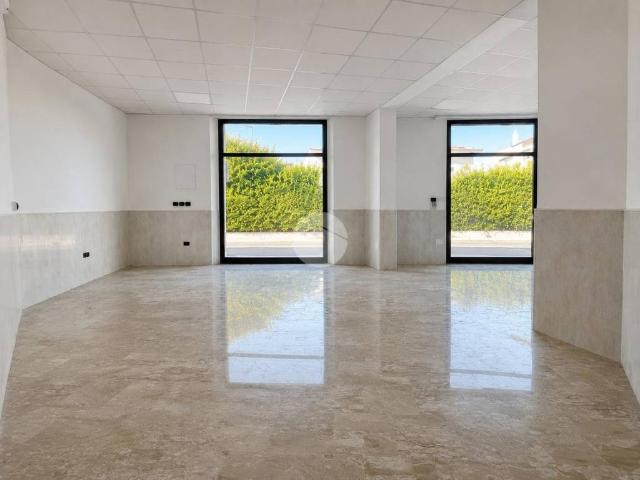 Locale Commerciale in affitto a San Marone, Marche