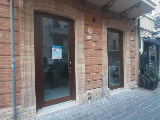 Locale Commerciale in affitto a San Marone, Marche