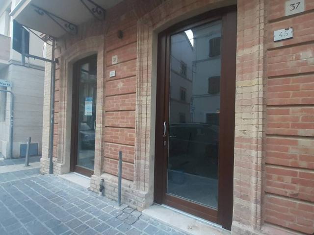Locale Commerciale in affitto a San Marone, Marche