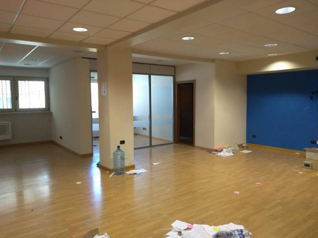 Locale Commerciale in affitto a San Marone, Marche