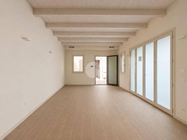 Locale Commerciale in affitto a San Marone, Marche