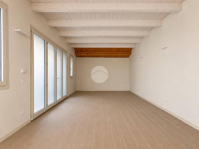 Locale Commerciale in affitto a San Marone, Marche