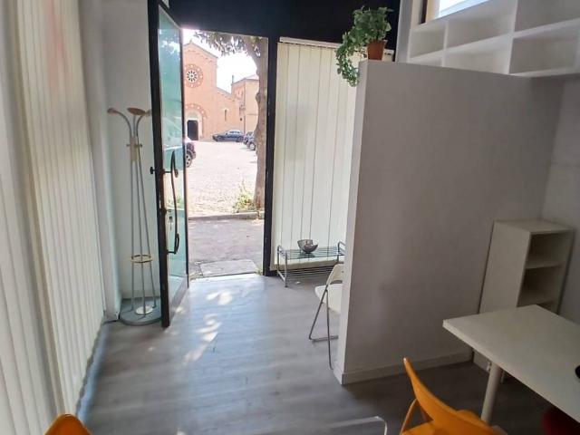 Locale Commerciale in affitto a San Marone, Marche