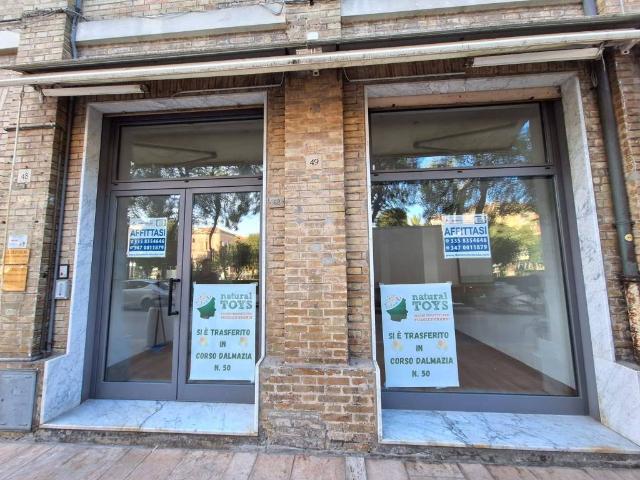 Locale Commerciale in affitto a Marche, Macerata