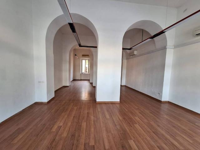 Locale Commerciale in affitto a Marche, Macerata