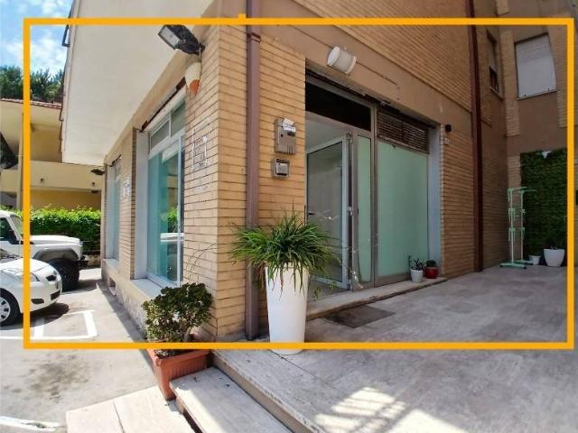 Locale Commerciale in affitto a Marche, Macerata