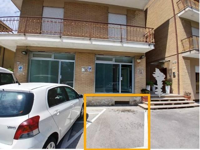 Locale Commerciale in affitto a Marche, Macerata
