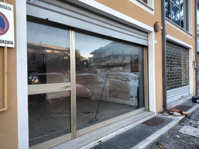 Locale Commerciale in affitto a San Marone, Marche