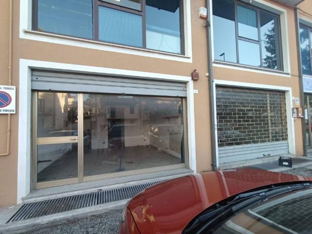 Locale Commerciale in affitto a San Marone, Marche