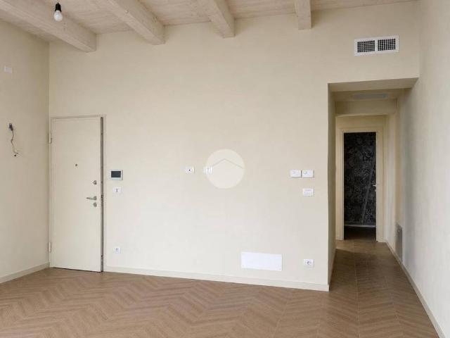 Locale Commerciale in affitto a San Marone, Marche
