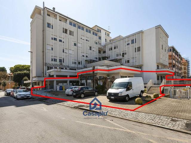 Locale Commerciale in affitto a Marche, Macerata