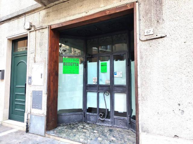 Locale Commerciale in affitto a Marche, Macerata