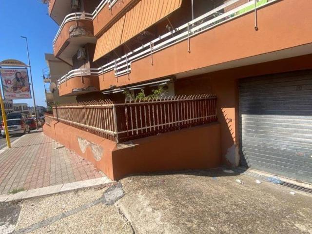Locale Commerciale in affitto a Cisterna Faro, Roma Capitale