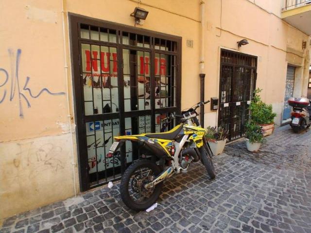 Locale Commerciale in affitto a Borgo Odescalchi, Roma Capitale