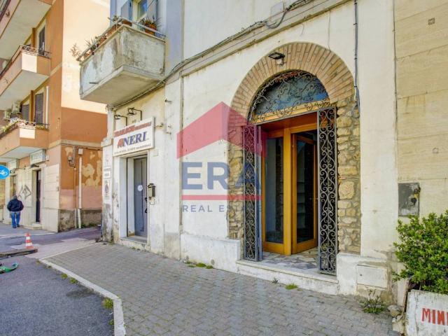 Locale Commerciale in affitto a Borgo Odescalchi, Roma Capitale