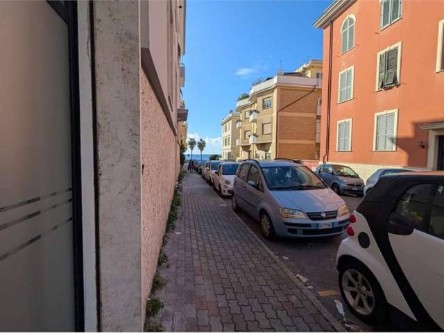 Locale Commerciale in affitto a Borgo Odescalchi, Roma Capitale