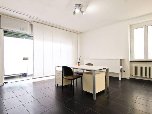 Locale Commerciale in affitto a Cogliate, Lombardia
