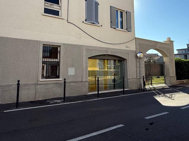 Locale Commerciale in affitto a Cogliate, Lombardia