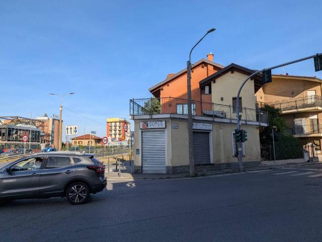 Locale Commerciale in affitto a Regina Margherita, Collegno