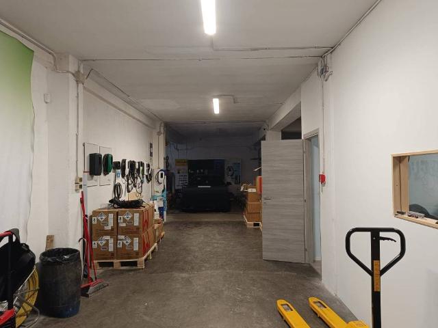 Locale Commerciale in affitto a Regina Margherita, Piemonte