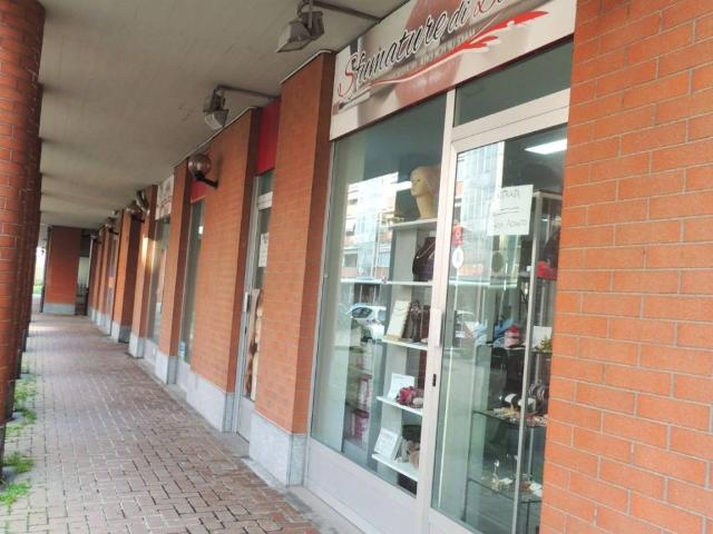 Locale Commerciale in affitto a Leumann, Piemonte