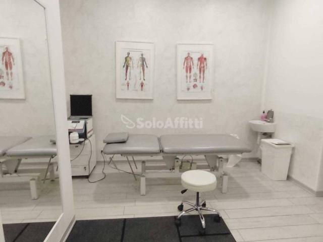 Locale Commerciale in affitto a Leumann, Piemonte