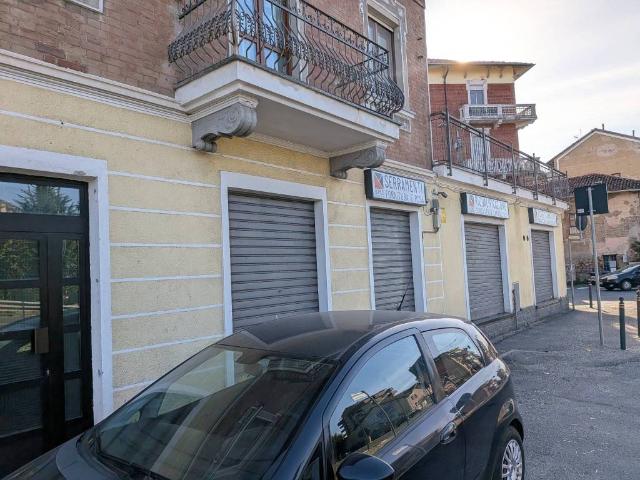 Locale Commerciale in affitto a Regina Margherita, Collegno