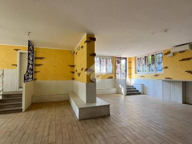 Locale Commerciale in affitto a Muratella, Cologno al Serio