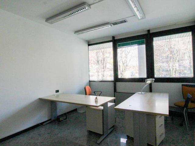 Locale Commerciale in affitto a Cologno Monzese, Lombardia