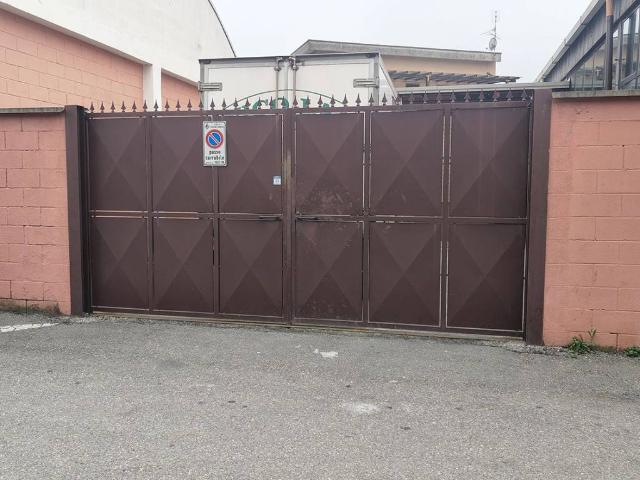 Locale Commerciale in affitto a Cologno Monzese, Lombardia