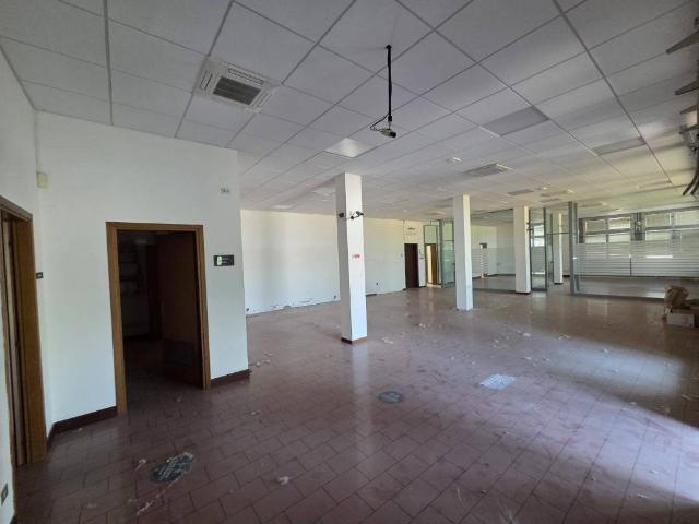 Locale Commerciale in affitto a Comacchio, Reggio Emilia
