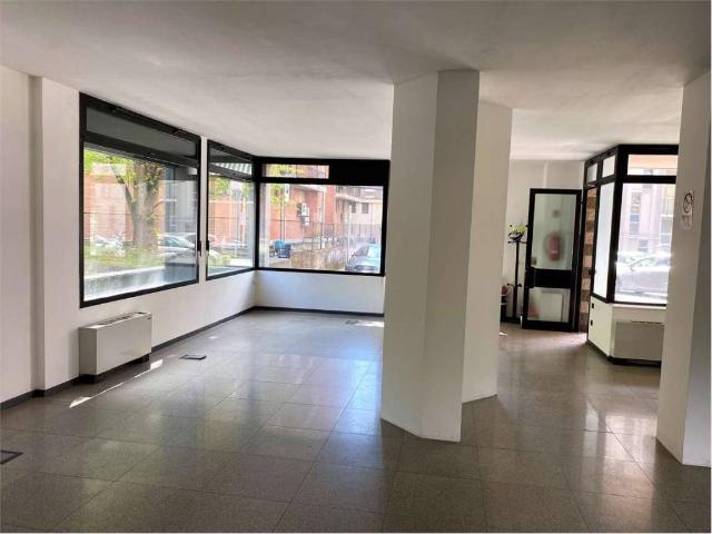 Locale Commerciale in affitto a San Bartolomeo, Como