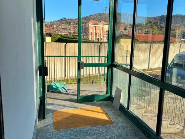 Locale Commerciale in affitto a Prestino, Como